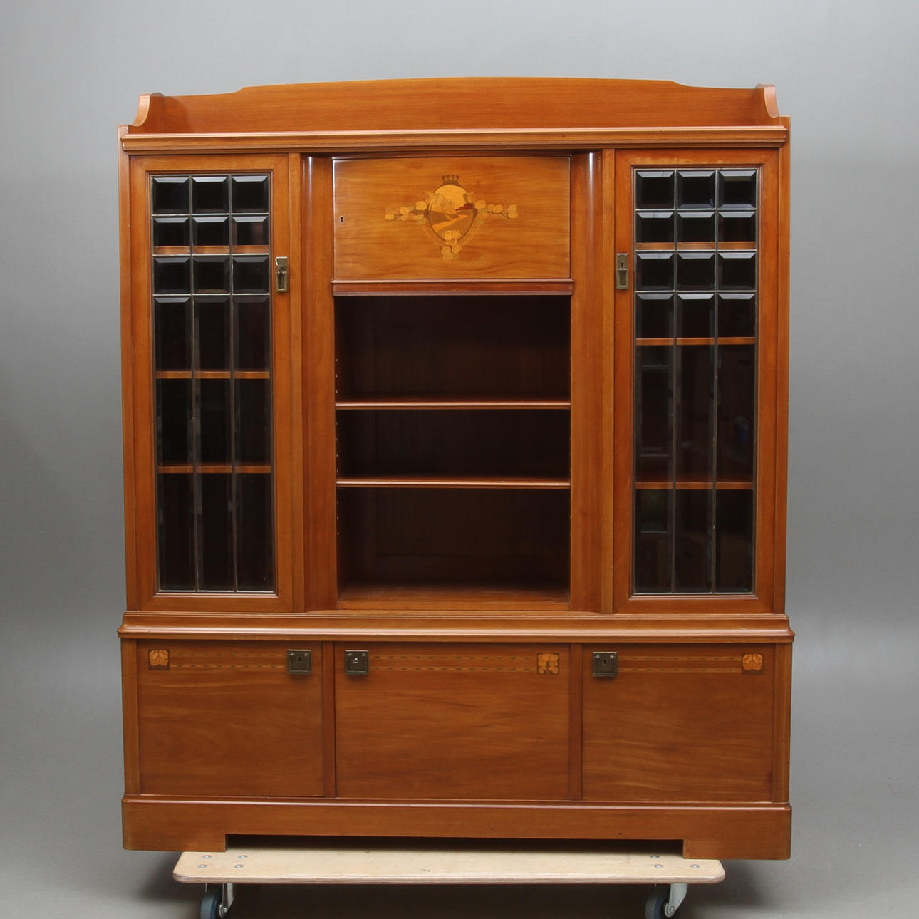 SKÅP, med vitrin, jugend, 1900-talets början.