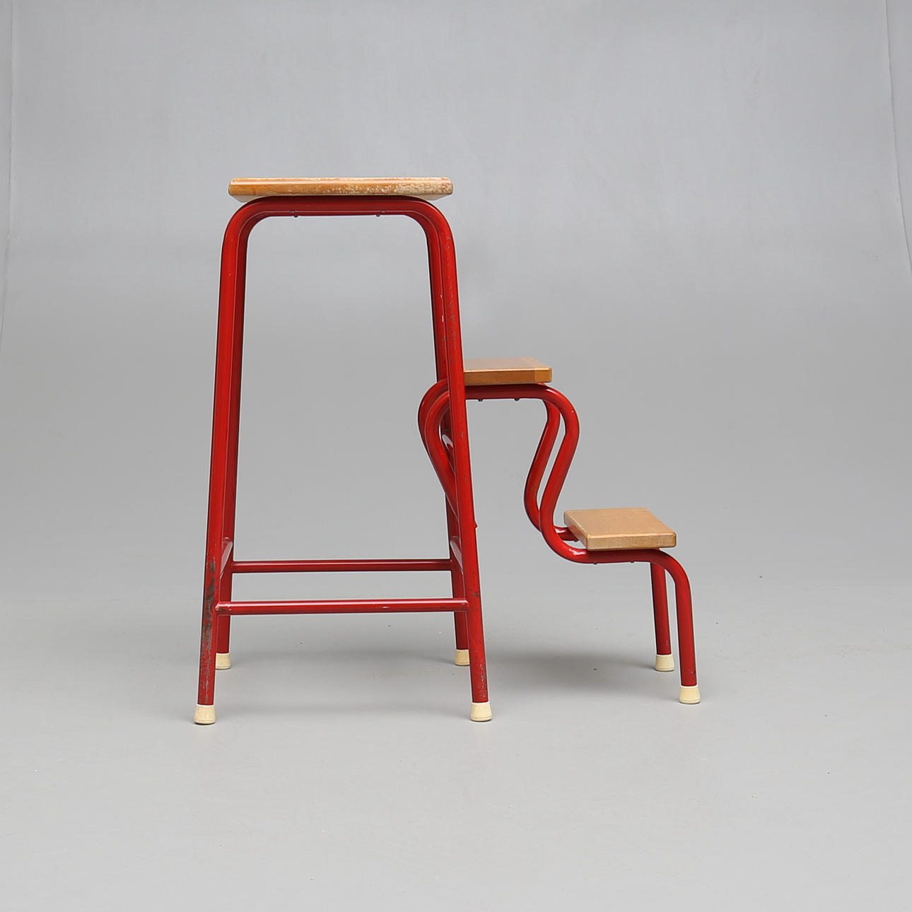 STEGPALL / KÖKSPALL, trä och rödlackerad metall, 1900-talets mitt.
