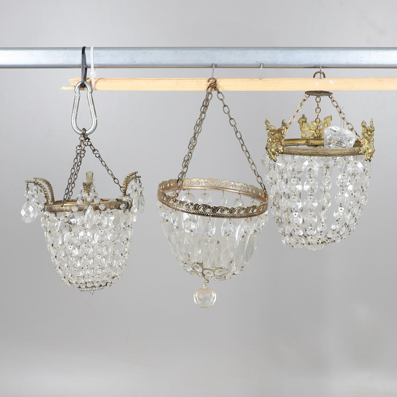 DREI ANTIKE DECKENLEUCHTEN MIT TROPFENGLANZ.