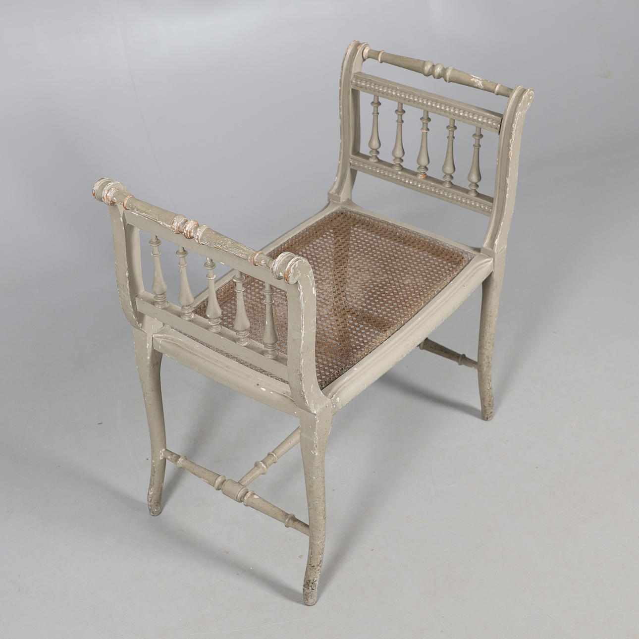 ANTIK FRANSK MÅLAD PALL.