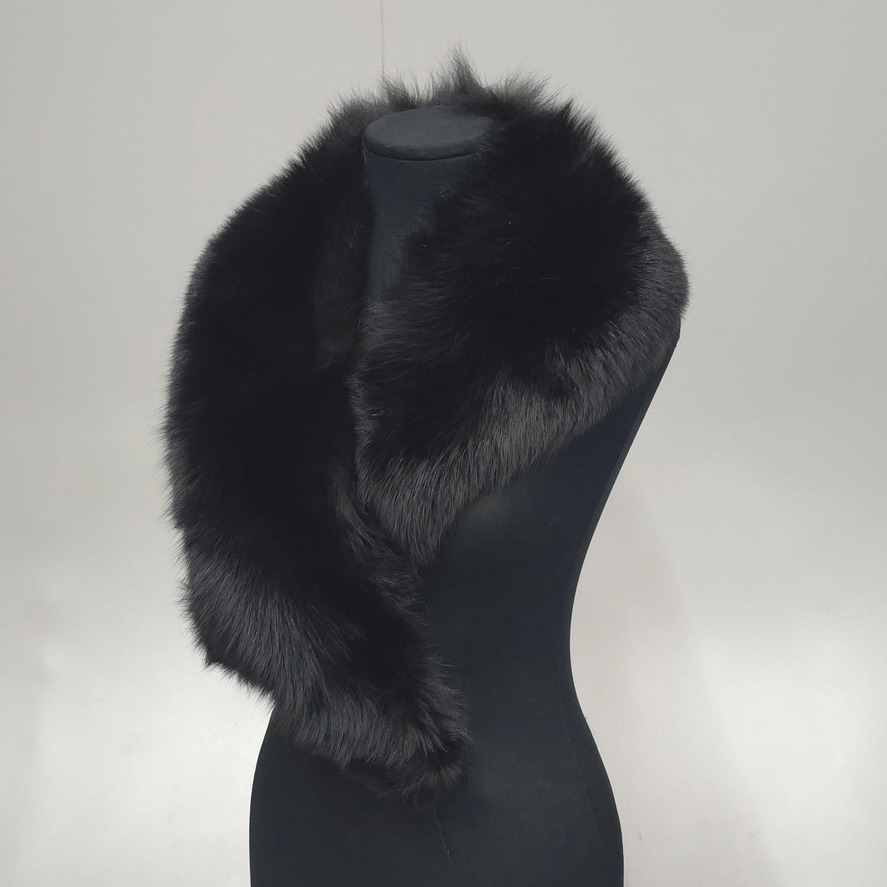 STOR SMOKINGKRAGE I SVART RÄV.