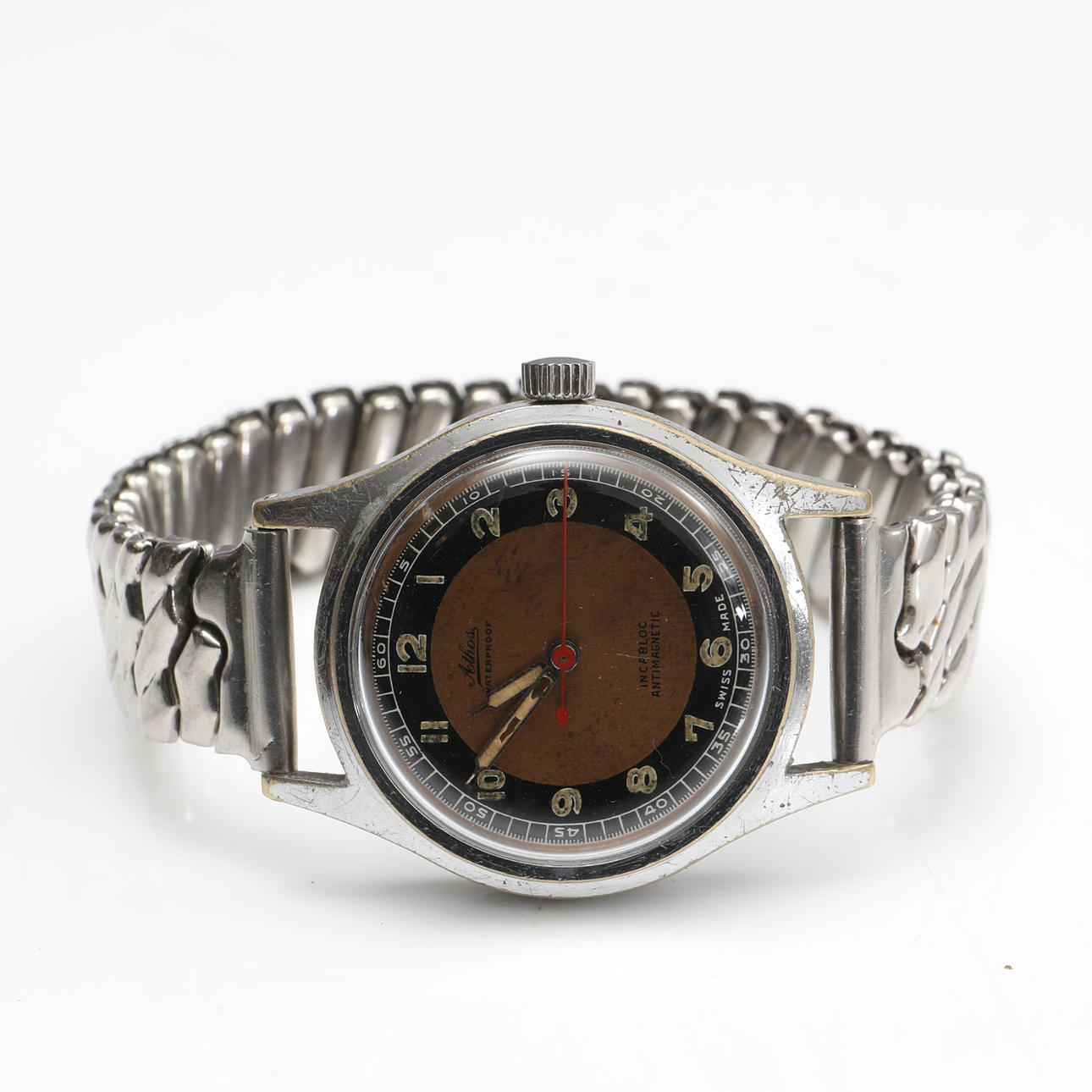 Un reloj de pulsera, Athos, de acero. 