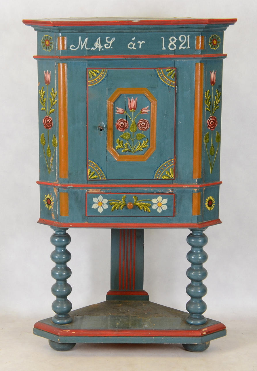 HÖRNSKÅP, allmoge, 1800-tal.