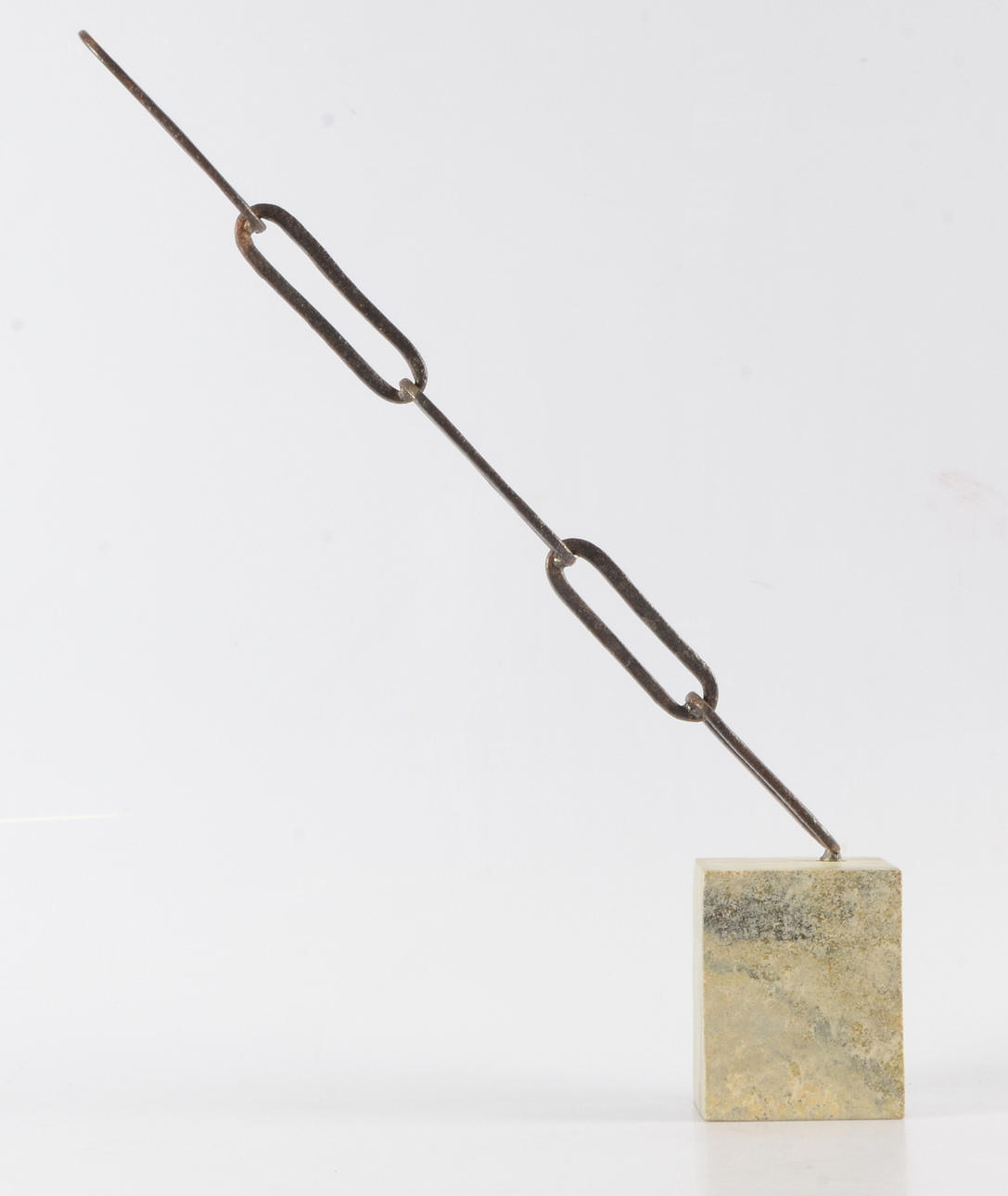 OKÄND KONSTNÄR. SKULPTUR. Kätting. Järnsmide och marmor.