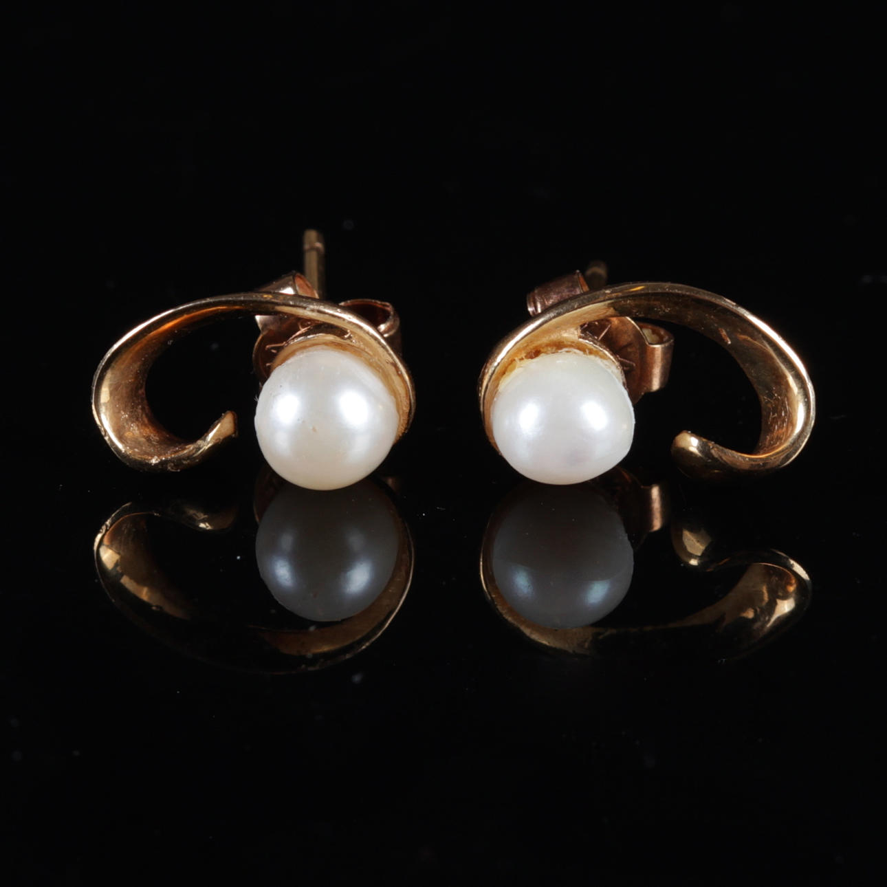 ÖRHÄNGEN, med odlad pärla, ett par, 18k guld, Nordiska Affineriet Ana Ab , Helsingborg.
