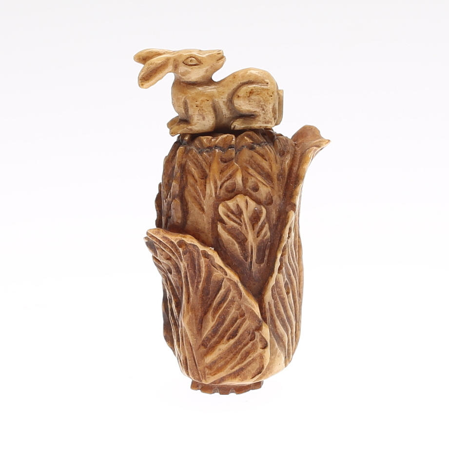 SNUSFLASKA, ben med skuren dekor, Kina, troligen 1800-tal.