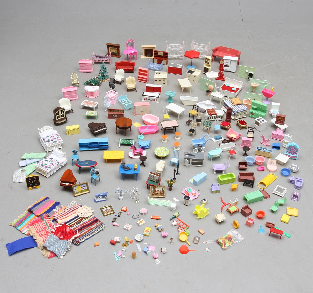 DOCKSKÅPSMÖBLER, mestadels plast, 1900/2000-tal. (II).