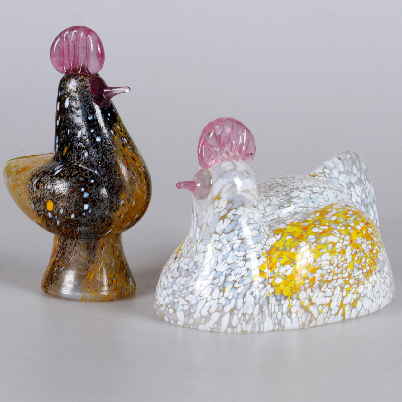 SKULPTURER, 2 st. Glas, Höna och tupp, Monica Backström, Boda.