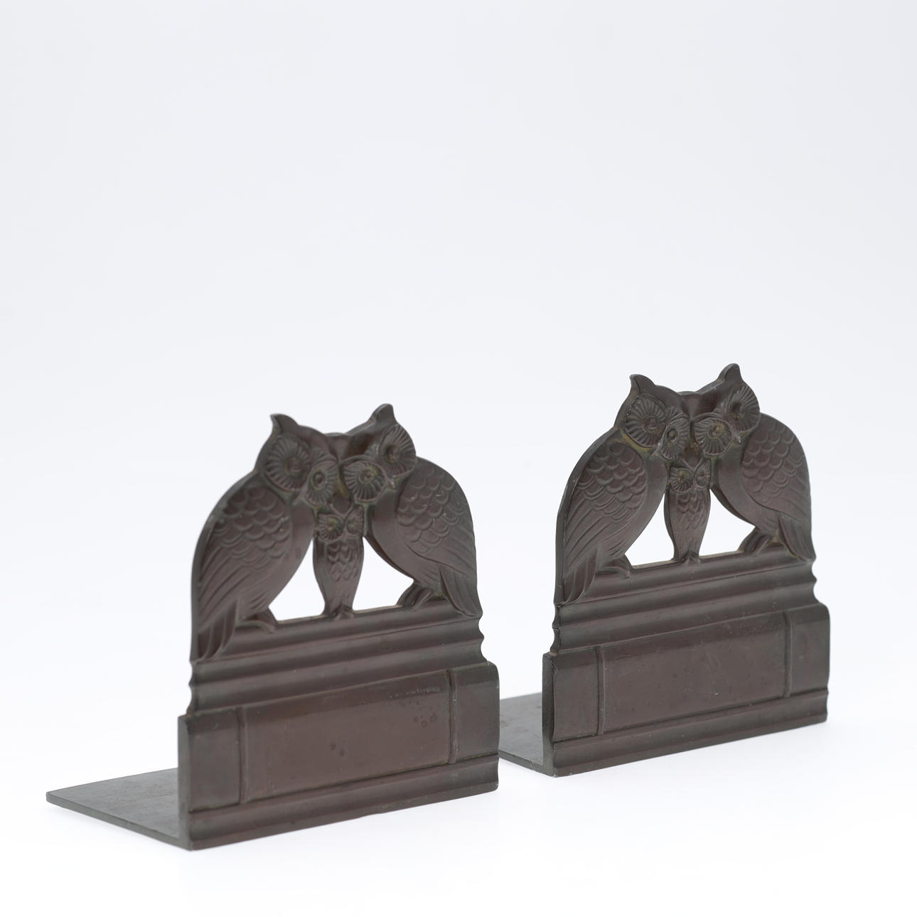JUST ANDERSEN (1884-1943). Ein Paar Buchstützen mit Eulenmotiven, 2254, Diskometal, Dänemark, 1940 (2).