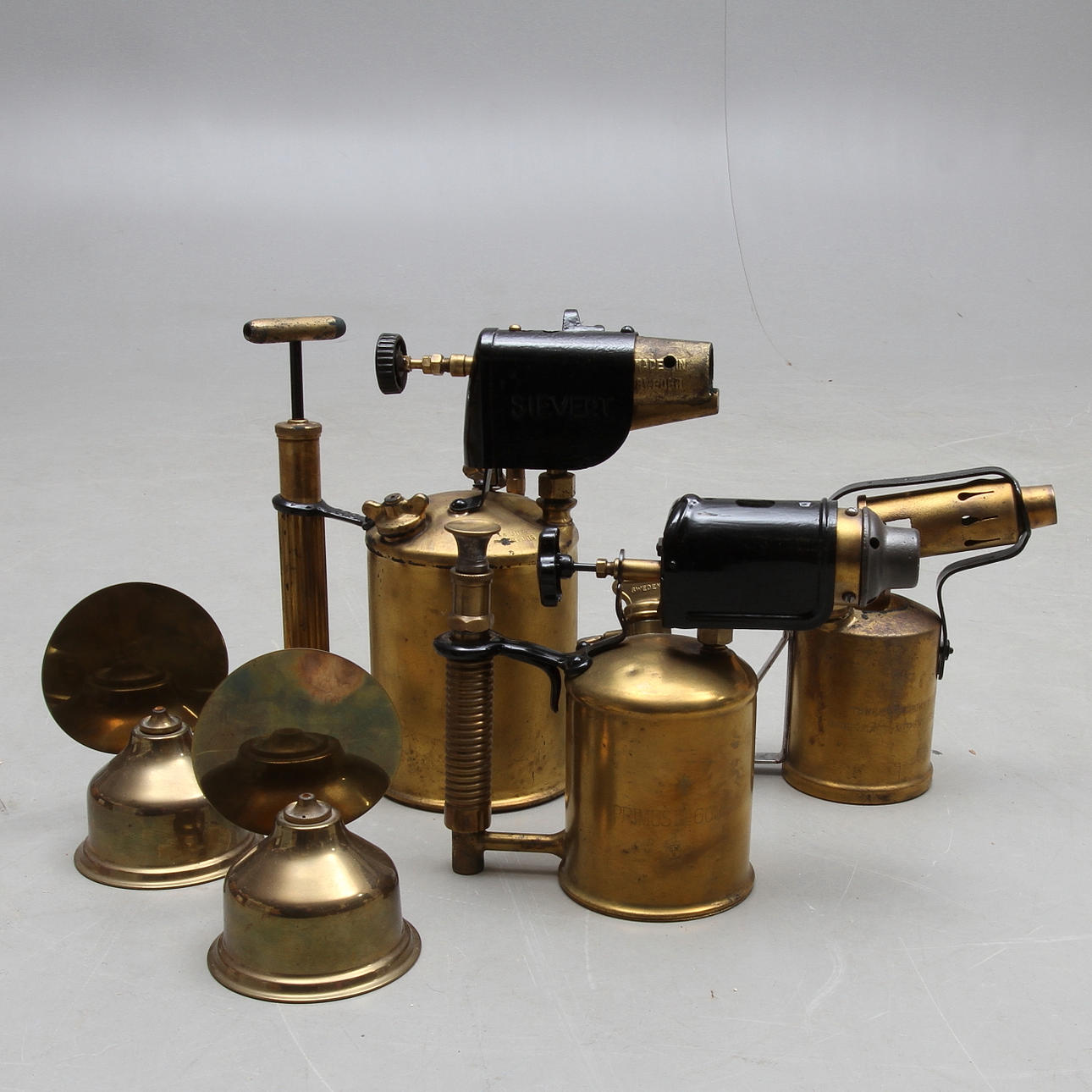 BLÅSLAMPOR, 3 st, Primus, Sievert, Three Crowns, samt OLJELAMPOR, 2 st, Skultuna, 1900-tal.