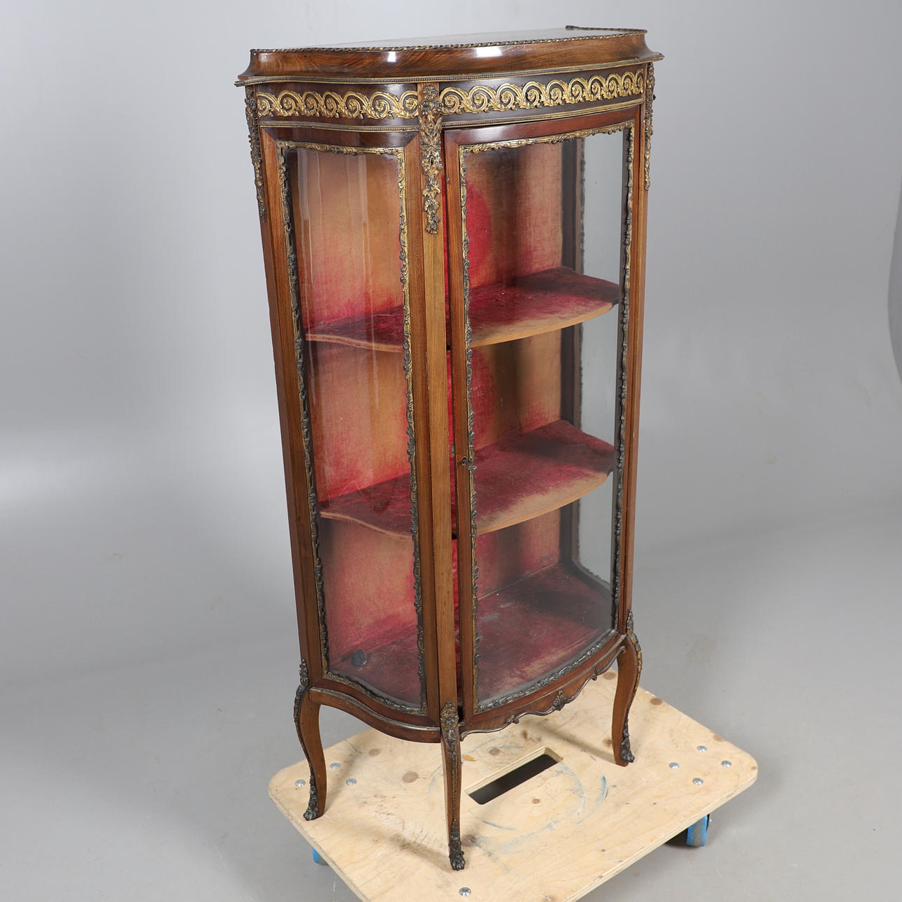 ETT VITRIN I LOUIS XVI-STIL.