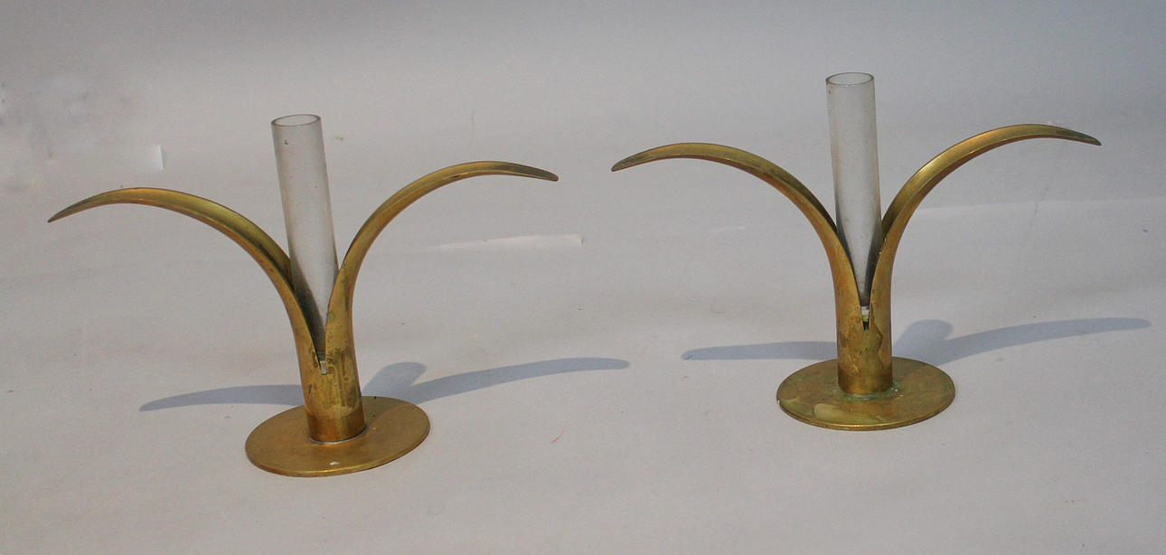 IVAR ÅLHENIUS BJÖRK. Ljusstakar i mässing med glasinsats (2). Märkta Ystad Metall. Signerad IÅB.