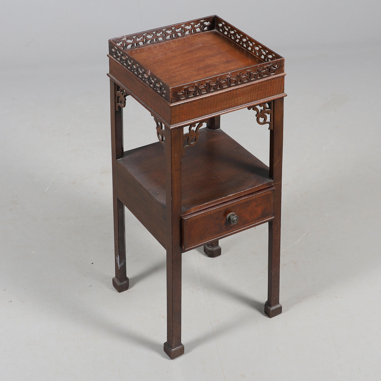 A CHIPPENDALE STYLE MAHOGANY TWO TIER KETTLE STAND.