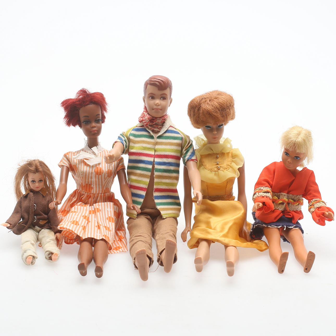 BARBIEDOCKOR, 4 st, samt KENDOCKA, med diverse kläder/tillbehör, 1900-talets andra hälft.