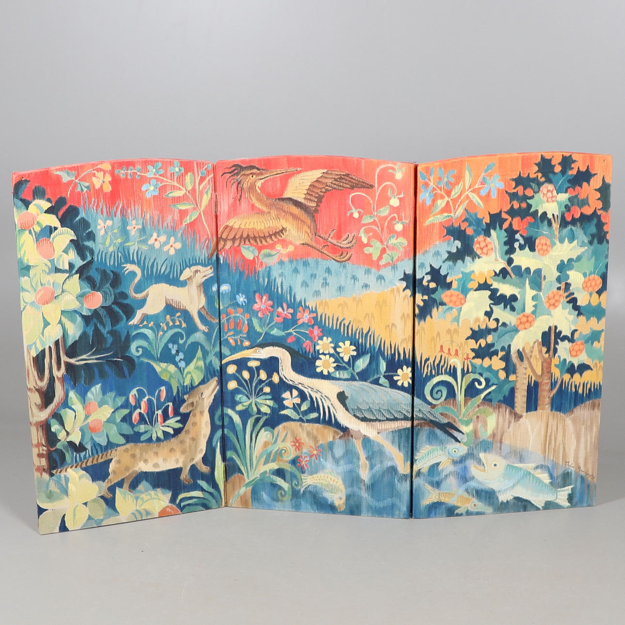 EIN DREIFACH GEFALTETER RAUMTEILER VON JULIA MANNING.