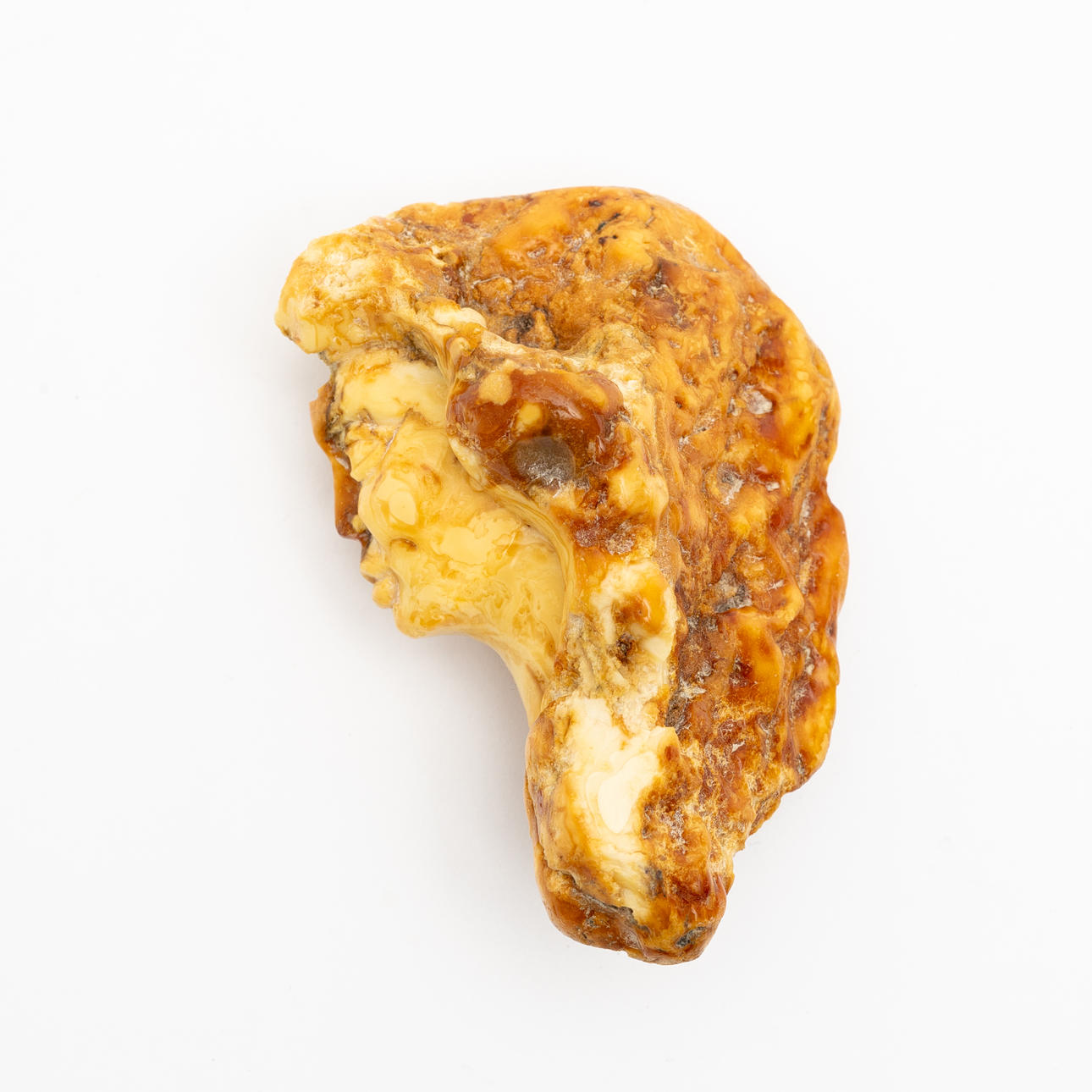 SKULPTUR, kvinna i profil, bärnsten.