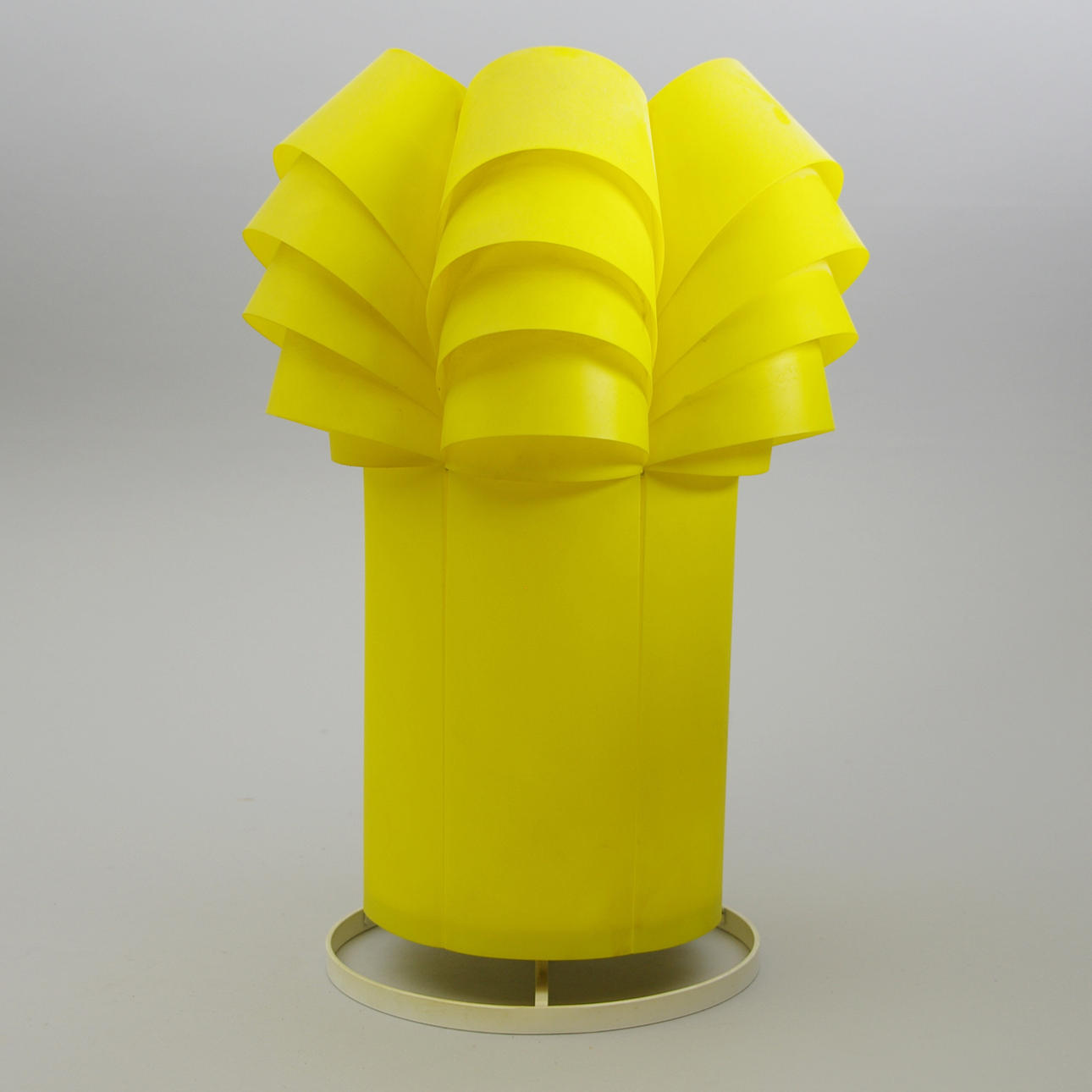 BORDSLAMPA, gul plast med smidesfot, Scan-Light, Markaryd.