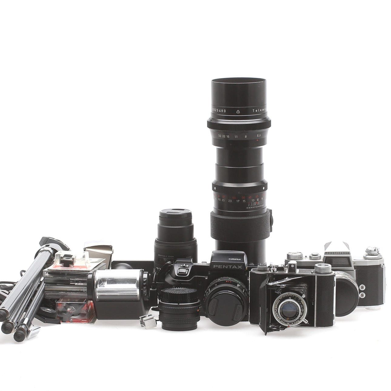 PARTI KAMEROR samt OBJEKTIV, med diverse tillbehör, 1900-tal.