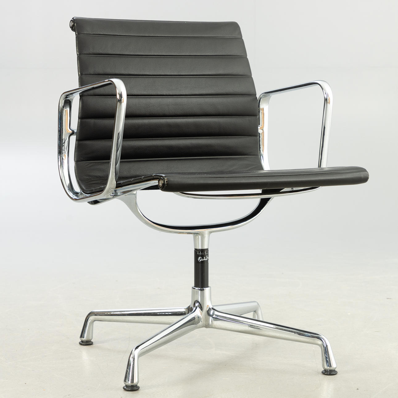 CHARLES & RAY EAMES. Vitra, alumiinituoli ”EA 108".