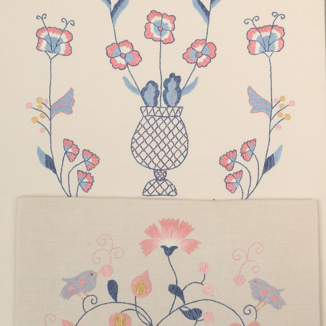 TEXTILTAVLOR, 2 st, Blekingesömnad, 1900-tal.