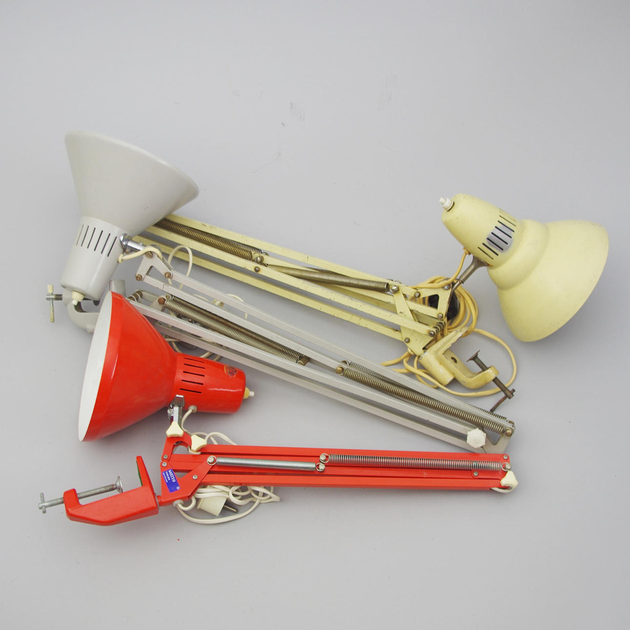 SKRIVBORDSLAMPOR, 3 stycken, lackerad plåt.