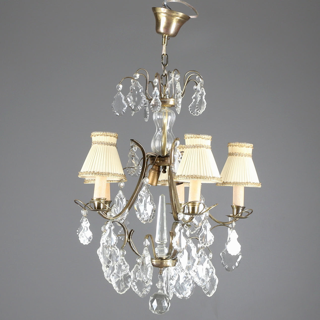 TAKKRONA, mässing, med prismor, totalhöjd ca 74 cm, 1900-talets första hälft.