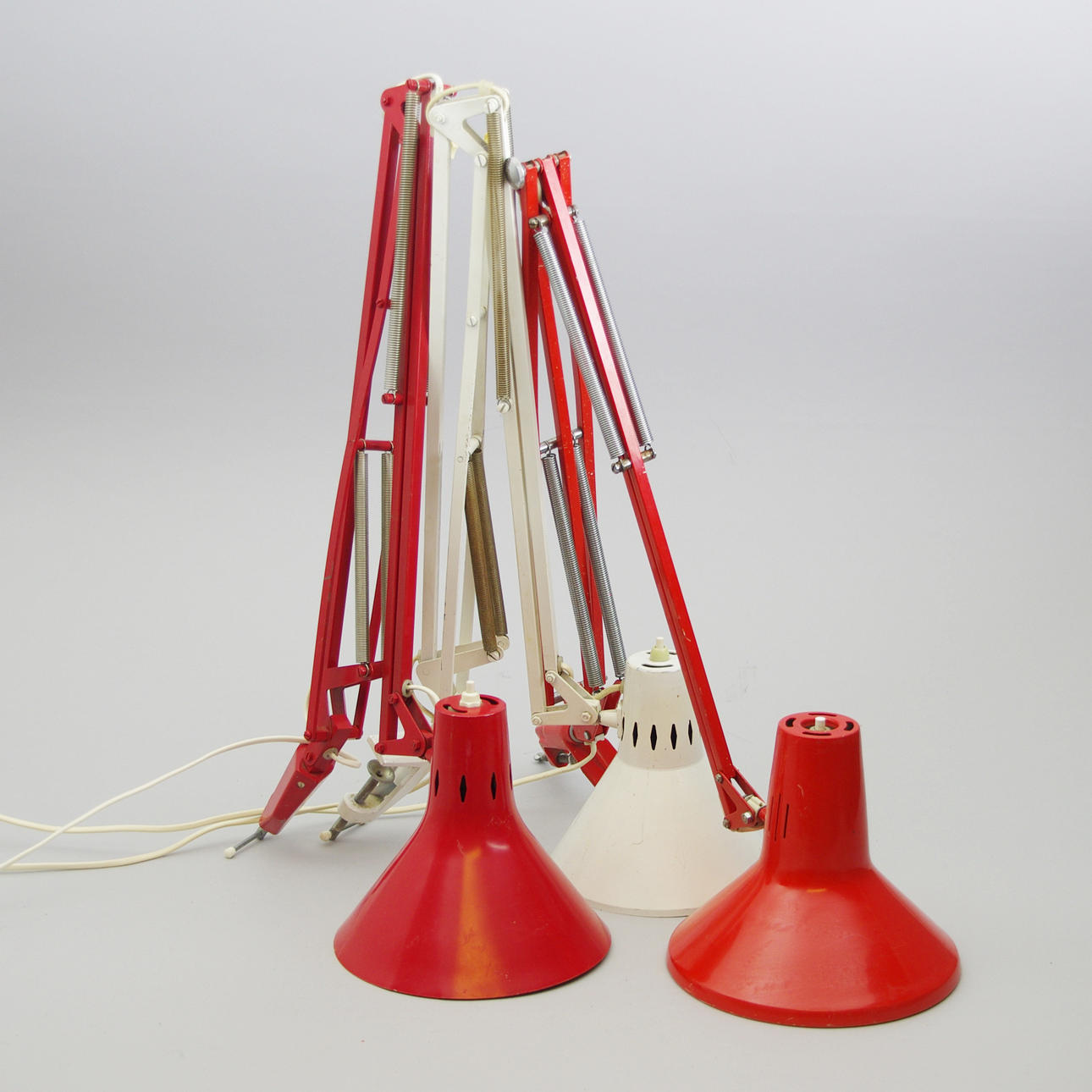 SKRIVBORDSLAPOR, 3 stycken, lackerad plåt.