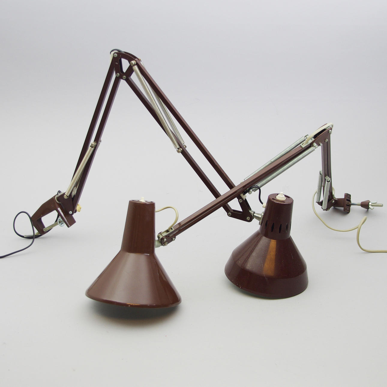 SKRIVBORDSLAMPOR, 2 stycken, lackerad plåt.