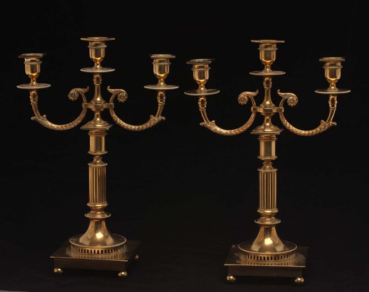 KANDELABRAR, ett par, för tre ljus vardera, mässing, Torshammar.