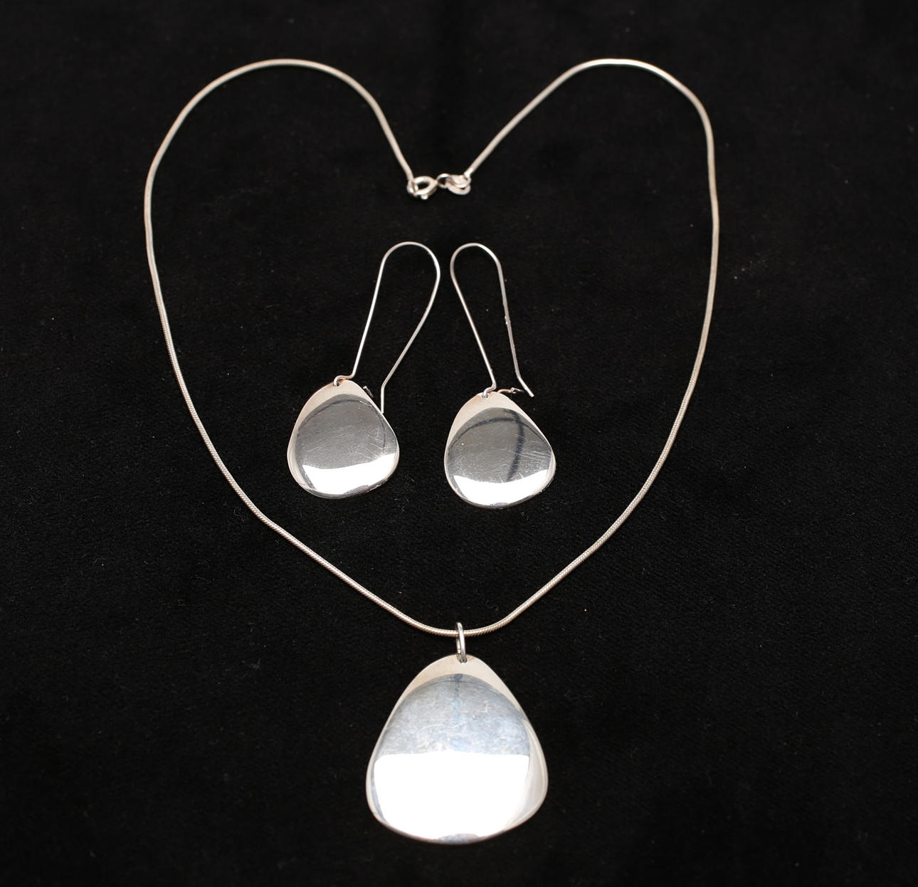 COLLIER med HÄNGE och ÖRHÄNGEN ett par. Sterlingsilver. Efva Attling.