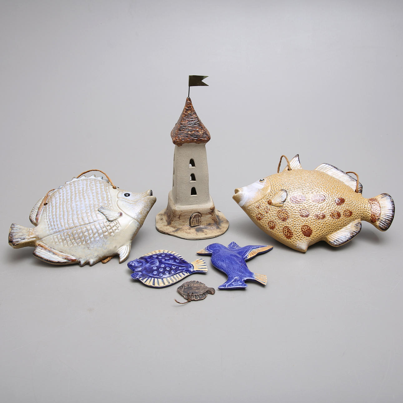 KERAMIKFÖREMÅL, 6 st, bla fyr samt plattfiskar.