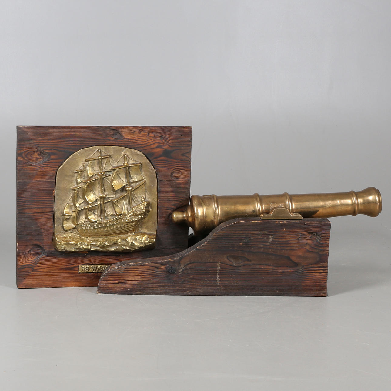 PRYDNADSKANON PÅ LAVETT, samt VÄGGRELIEF, mässing/sjunktimmer, 1900-talets senare hälft.