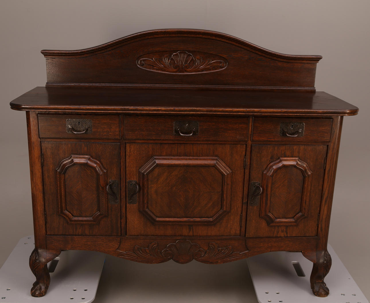 BUFFÉSKÅP, ek, bondrokoko, kulklofötter, 18-/1900-tal.