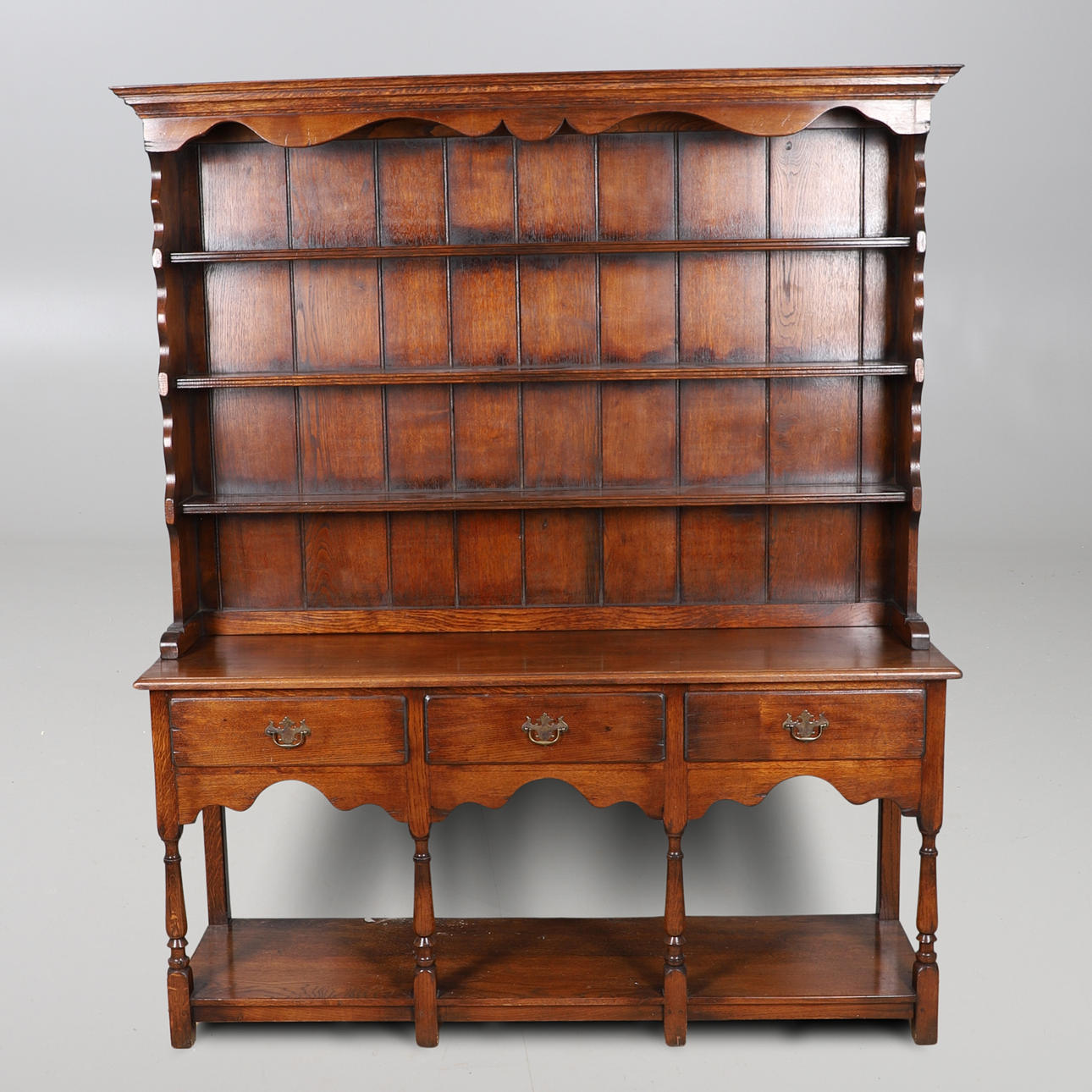 GROSSE REPRODUKTIONSKOMMODE AUS EICHENHOLZ.