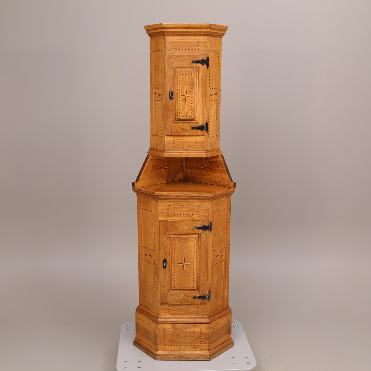 HÖRNSKÅP, ljus ek, intarsia, 18-/1900-tal.