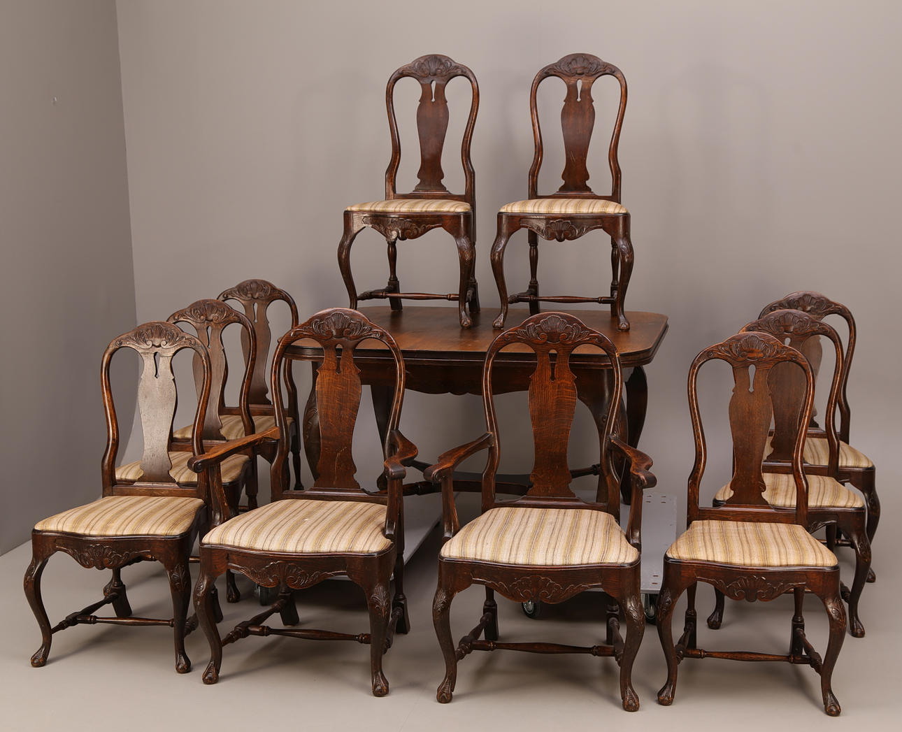 MATSALSMÖBEL, 11 delar, ek, bondrokoko, kulklofötter, 18-/1900-tal.