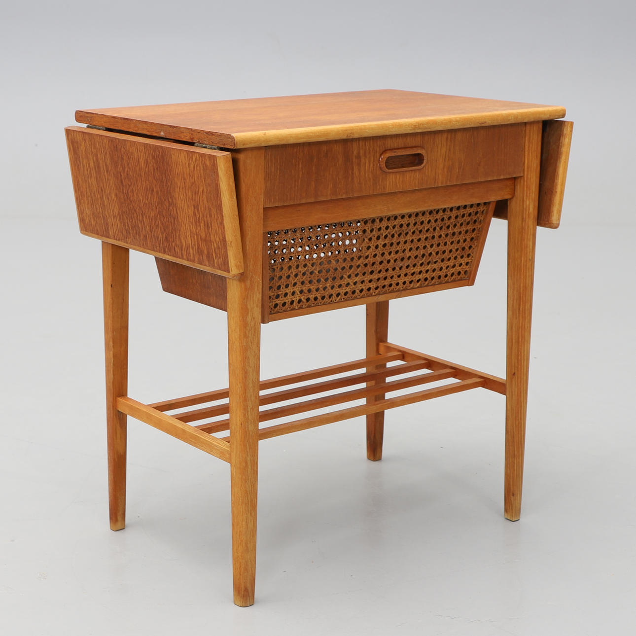 OMPELUPÖYTÄ, tiikkiä 1950-luku.