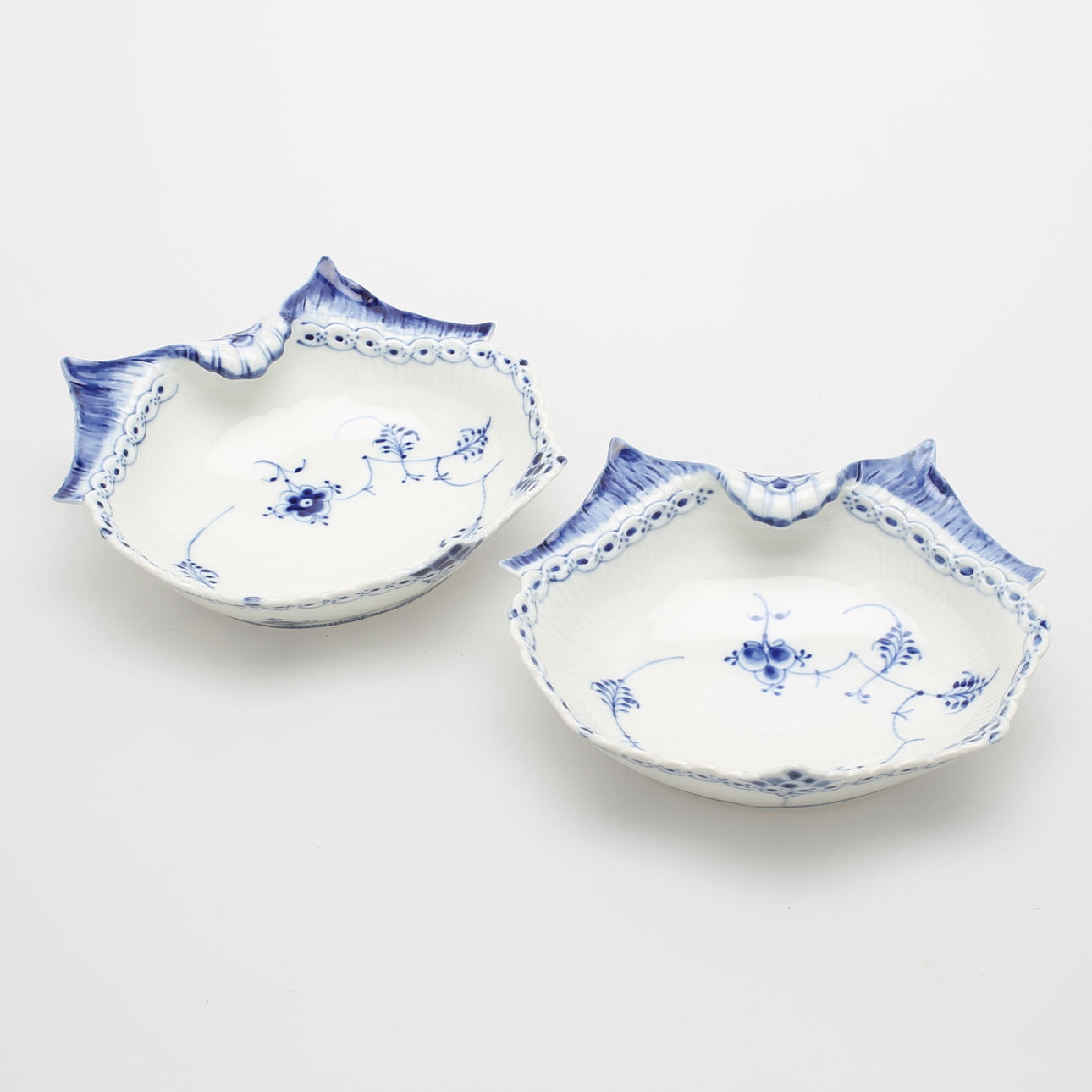 SKÅLAR, ett par, "Musselmalet", Royal Copenhagen, Danmark.