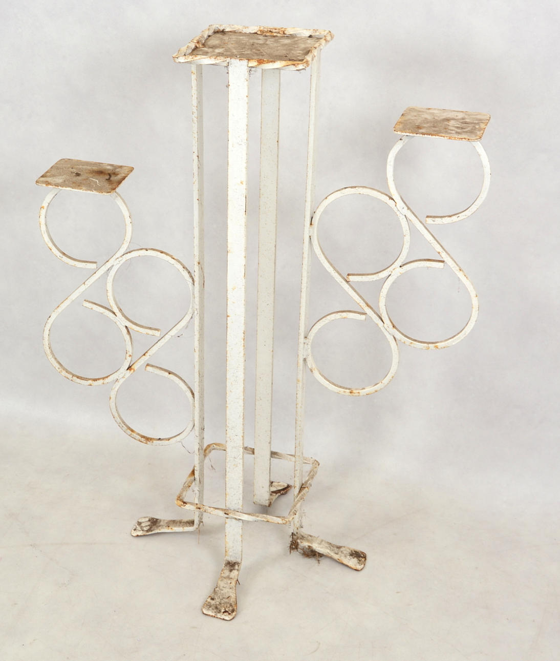 PIEDESTAL, vitmålad metall, 1900-tal.