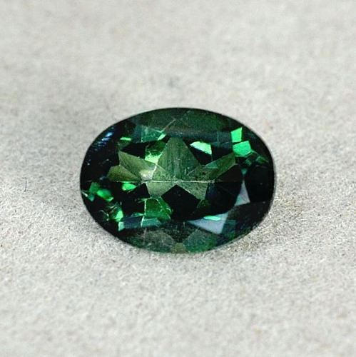 TOPAS, 1.47 CT. Grön.