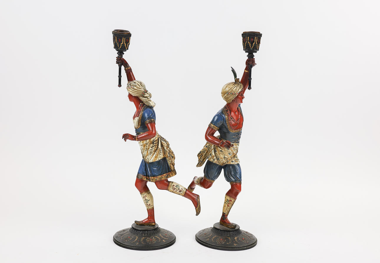 ETT PAR KALLMÅLADE METALLFIGURLJUSSTAKAR.