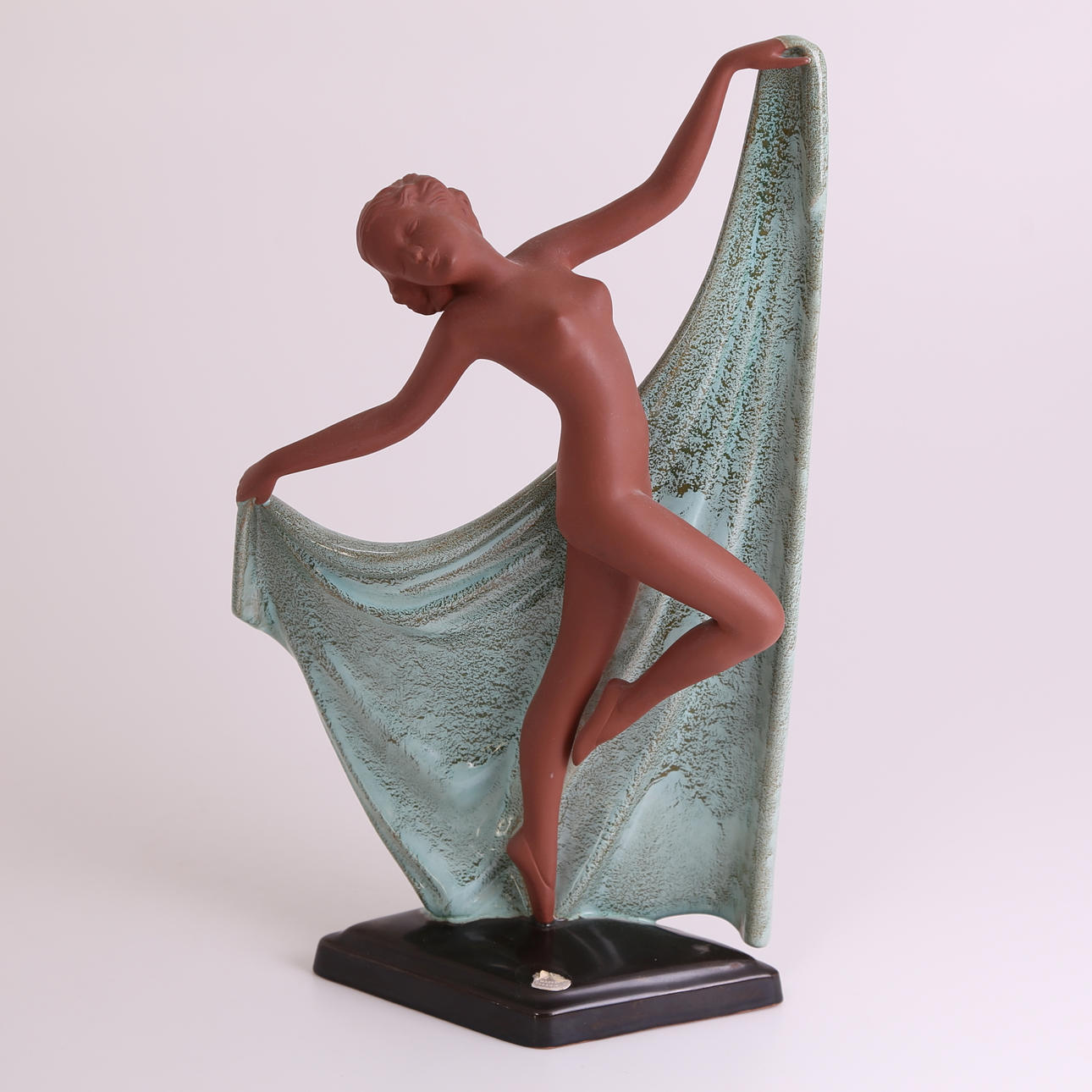 STATYETT, keramik, 1900-tal, naken kvinna med skynke.