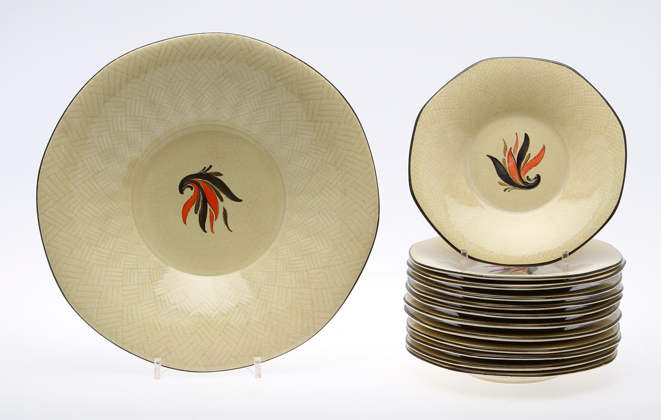 LOUISE ADELBORG. Fruktfat med 12 asietter, porslin, Rörstrand.