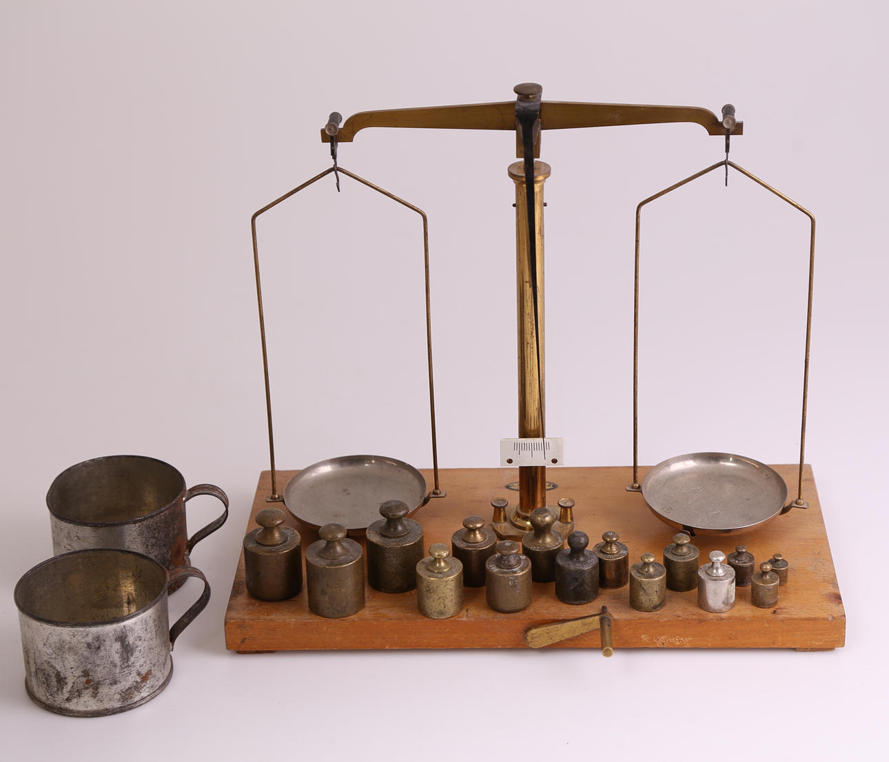 BALANSVÅG, träplatta, mässing/järn, L.J.Lange A-B Optik Göteborg, tidigt 1900-tal.