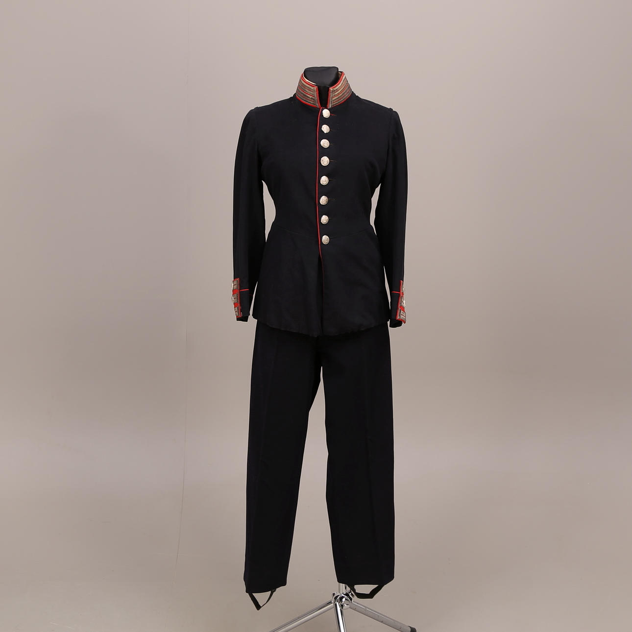 MILITÄRUNIFORM, 2 delar, vapenrock + byxor, tidigt 1900-tal.