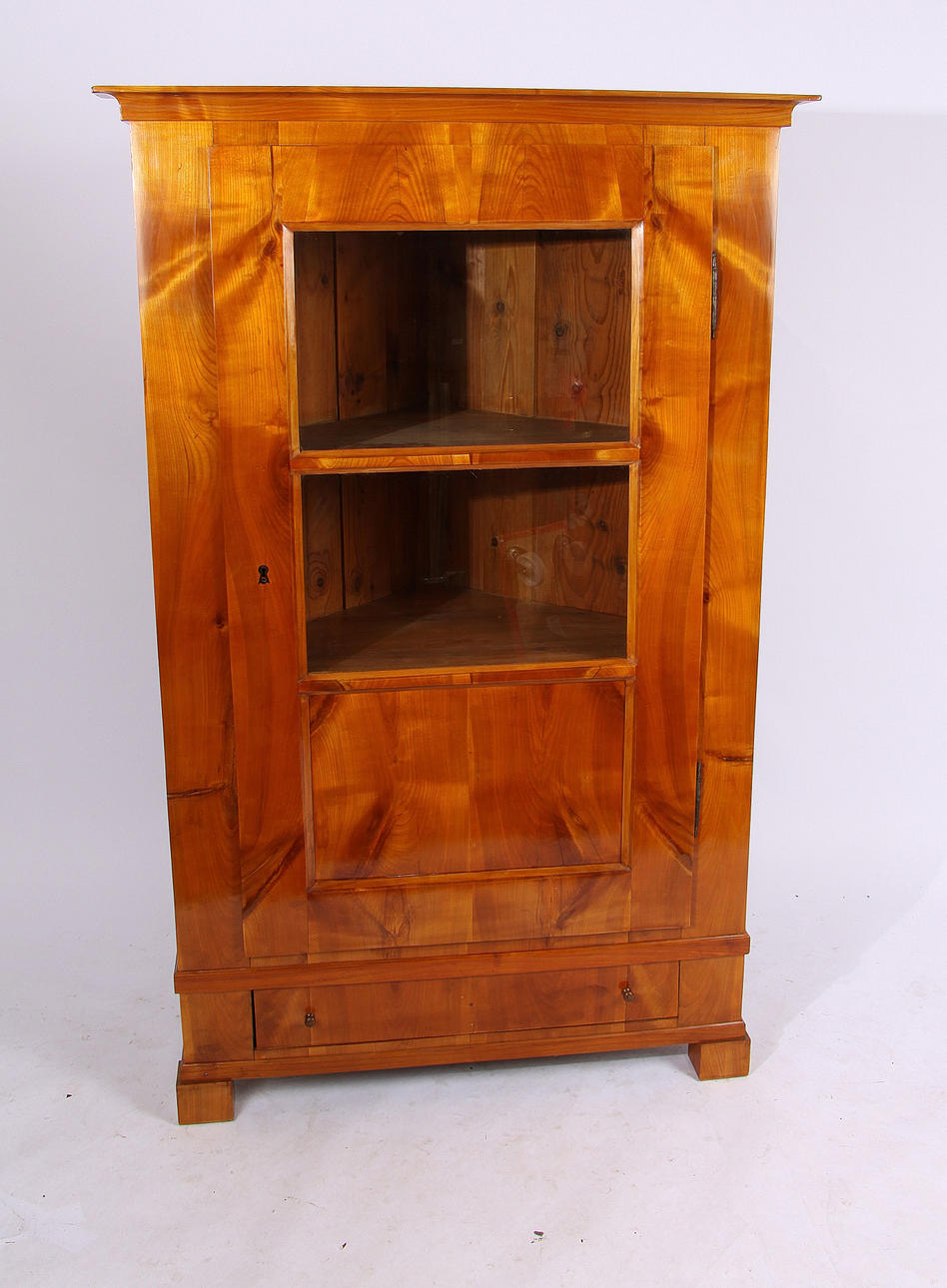 BIEDERMEIER- ECKSCHRANK. körsbär.