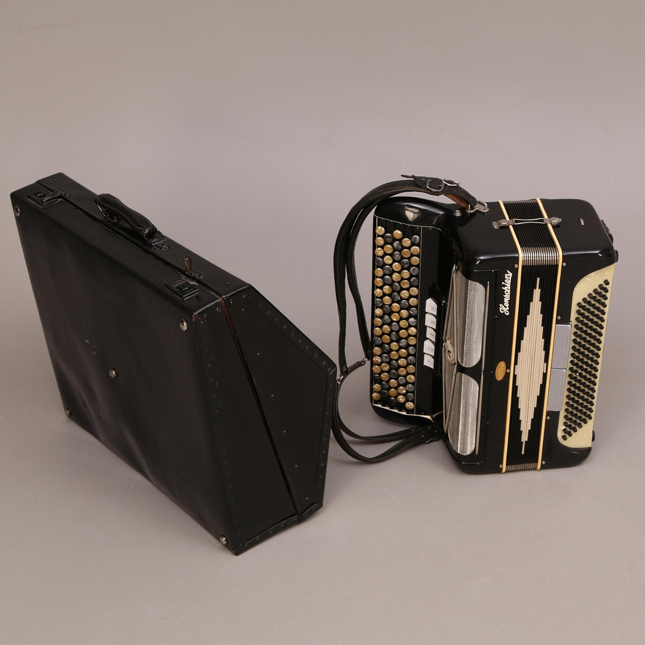 KNAPPDRAGSPEL, Henschien, svart väska, Norge, 1900-tal.