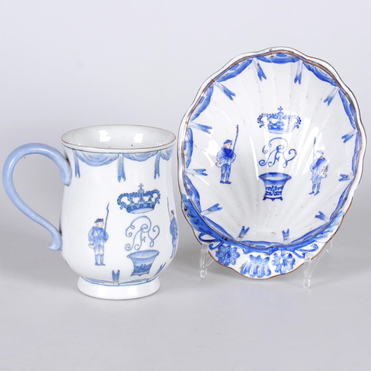 TILLBRINGARE, samt skål, porslin, Kina, 1900-talets andra hälft.