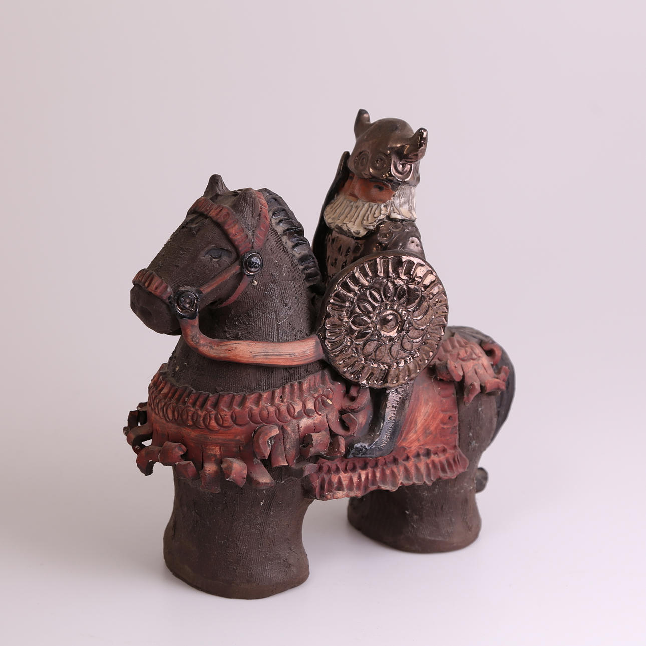 ÅSA GUSTAVSSON. FIGURIN, "Ållebergs Ryttare", keramik, signerad Åsa, 1900-tal.