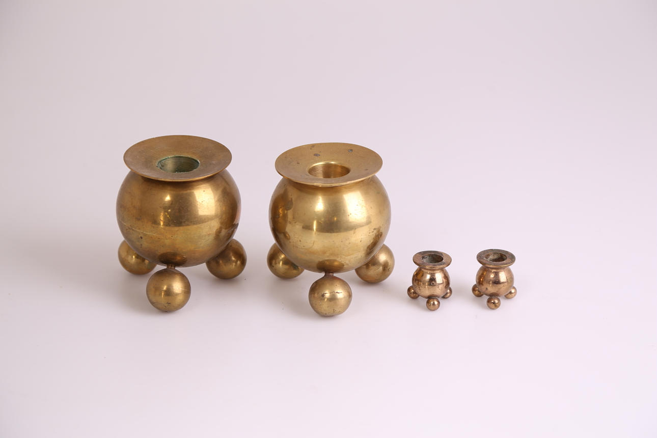 LJUSSTAKAR, två par, mässing, modell Gusum, kulfötter, 1900-tal.